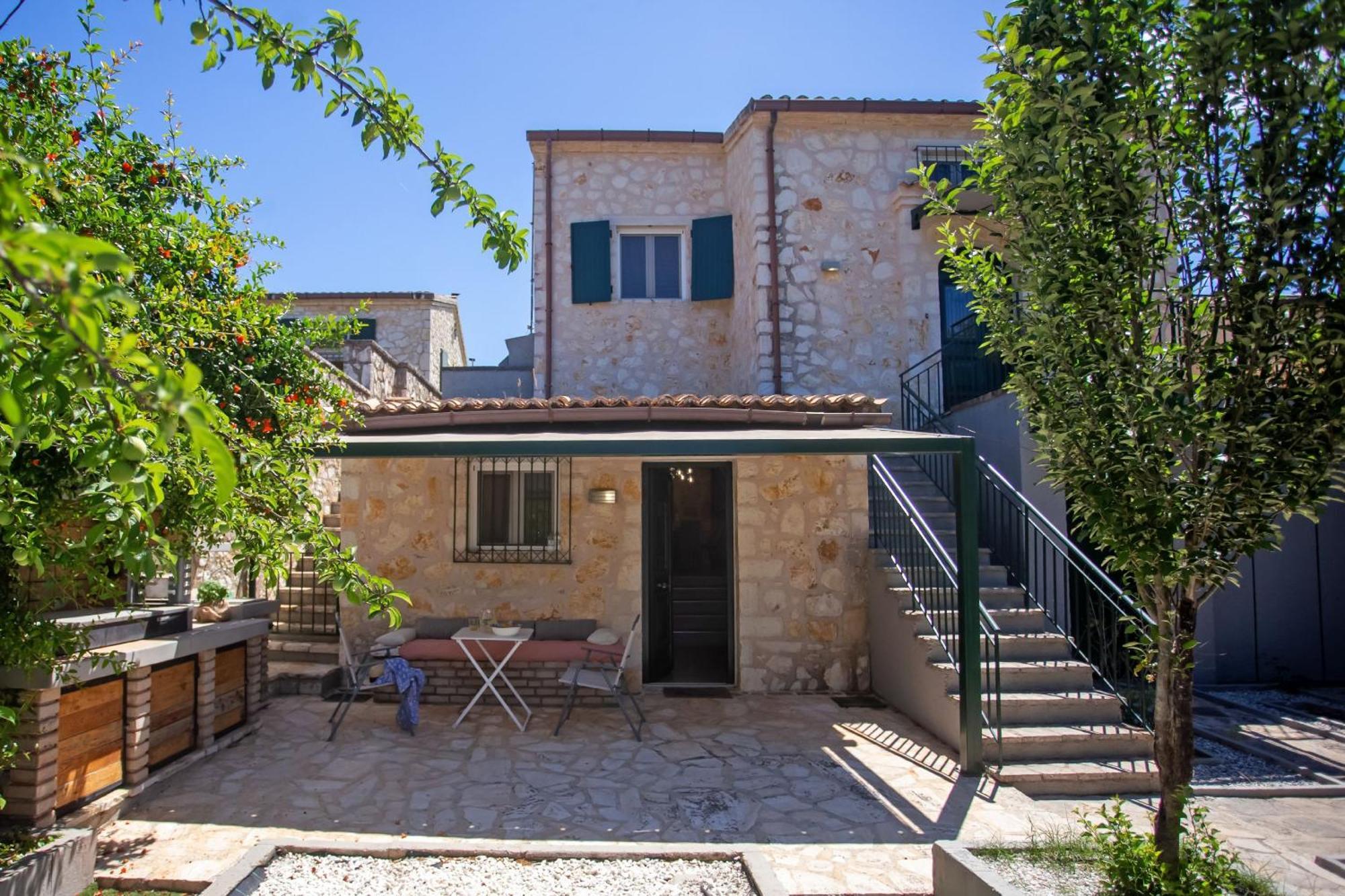 Yiarios Poulades