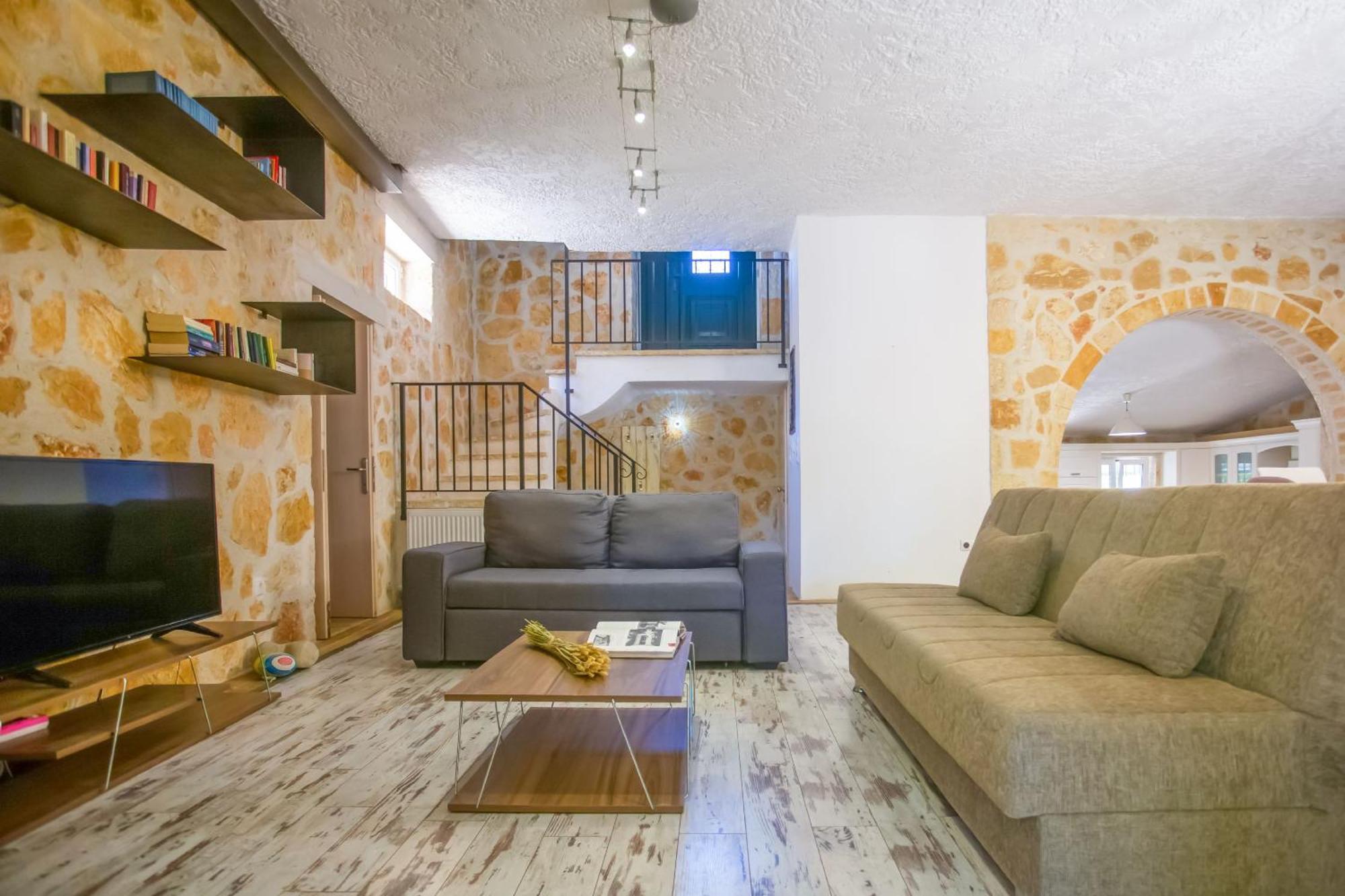 Yiarios Villa *